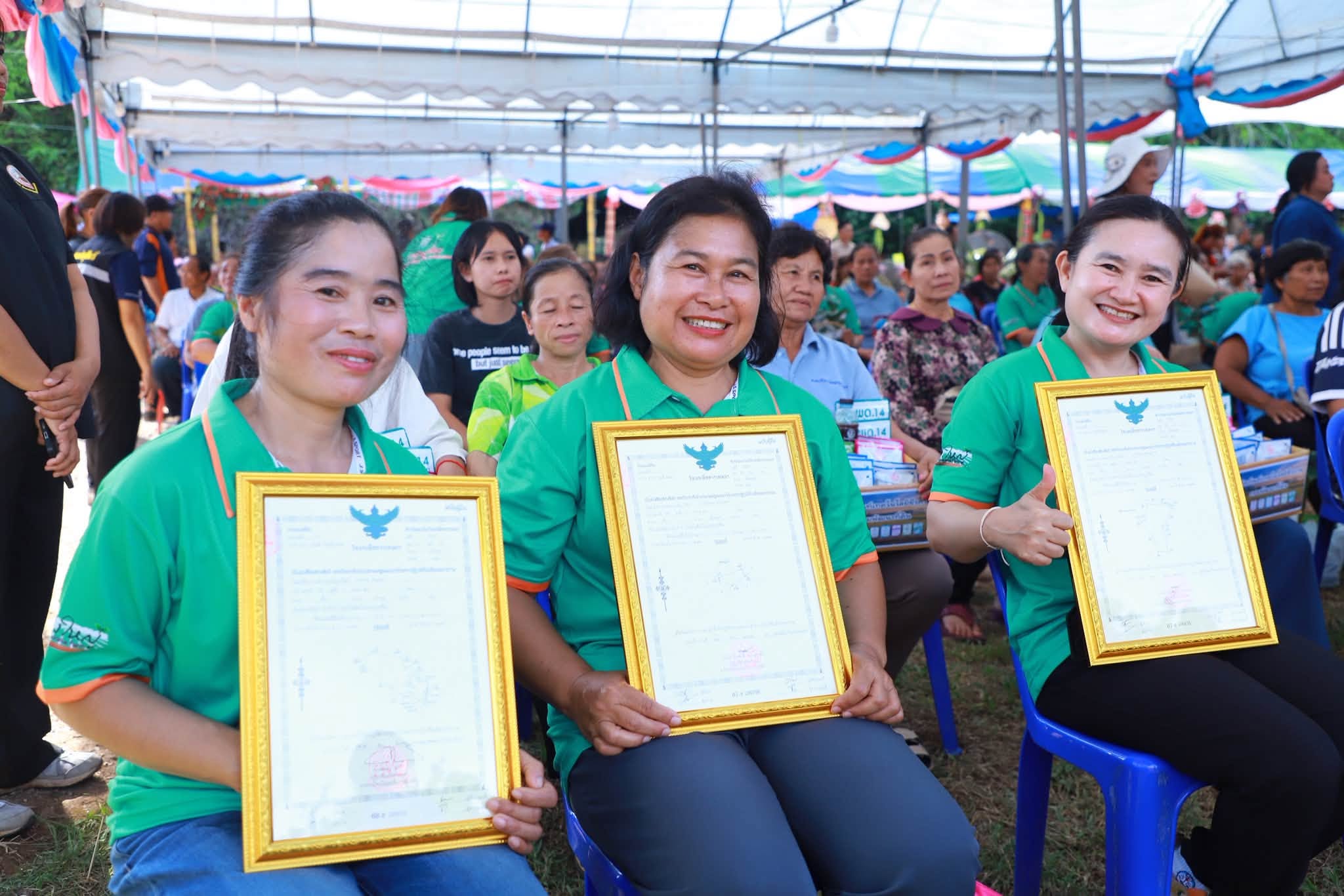 title - รมว.กษ. นำทีมลงพื้นที่ตรวจราชการ พร้อมมอบโฉนดเพื่อการเกษตร ส.ป.ก.เลย กว่า 6 พันไร่